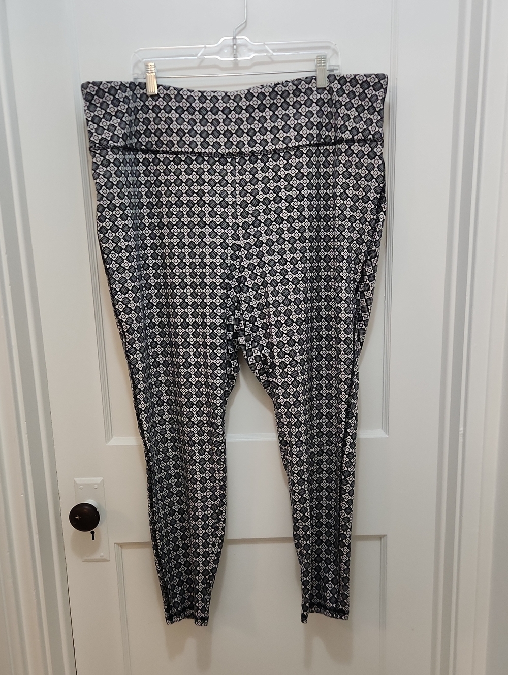 T by Talbots Women's Black and White Pattern Performance Capri Leggings Size 3X